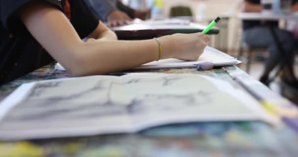 Los niños dibuja a mano boceto de la imagen con lápiz — Vídeo de stock