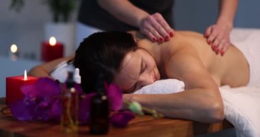 Kaplıcada vücut masajından hoşlanan genç bir kadın