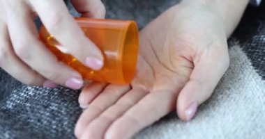 Tıbbi haplar, yağ asitleri, Omega 3 vitaminleri, avuç içlerine dökülür.