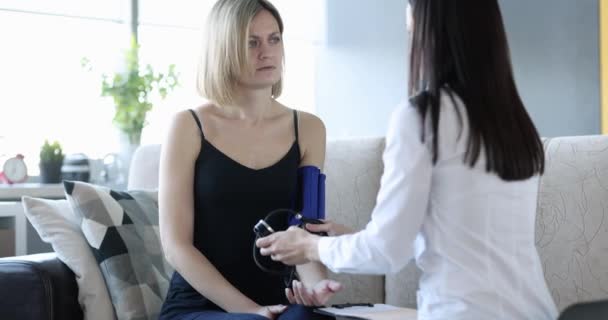 Médico mede a pressão arterial do paciente em casa close-up — Vídeo de Stock