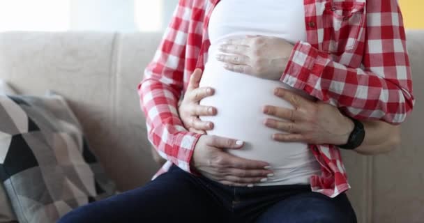 Homme mari caressant le ventre de sa femme enceinte — Video