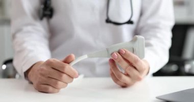 Klinikte muayene için ultrason makinesi olan bir doktor.