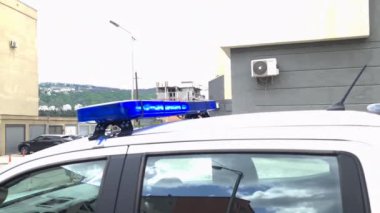 Şehirde polis ekipmanı ve güvenlik feneri olan SWAT araçları.