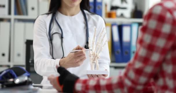 Arzt untersucht Patientin mit Handgelenksproblemen und schmerzhaftem Handgelenk — Stockvideo