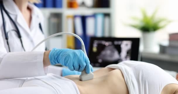 Ultrasonido de la mujer embarazada en el hospital. Estudio ultrasonográfico del embrión femenino — Vídeo de stock