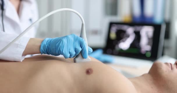 Врач диагностики сердца пациента мужчина работает на ультразвуковом оборудовании в больнице — стоковое видео