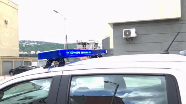 Οχήματα SWAT με αστυνομικό εξοπλισμό και φάρο ασφαλείας στην πόλη. — Αρχείο Βίντεο