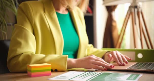 Femme d'affaires fatiguée travaillant sur ordinateur enlève les lunettes et frotte les yeux — Video