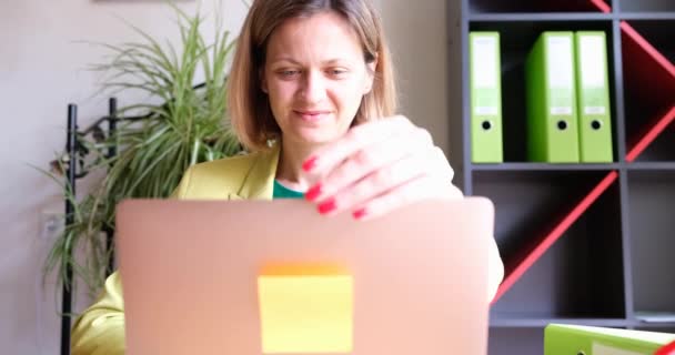 Affärskvinna på gott humör öppnar laptop och börjar arbetsdag på kontoret — Stockvideo