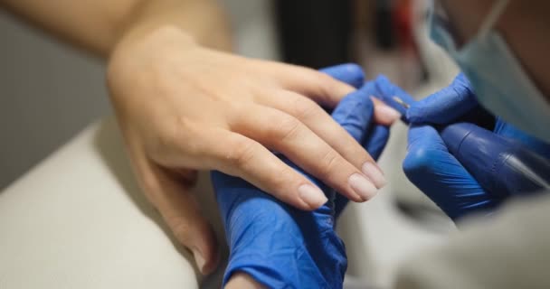 Mani di manicure con rimozione cuticola elettrica e rimozione smalto primo piano — Video Stock