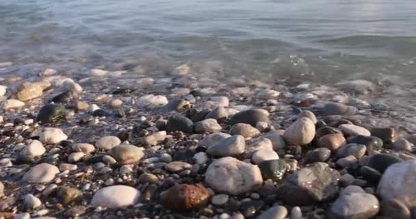 Много камней на берегу моря галечный фон 4k кино замедленной съемки — стоковое видео