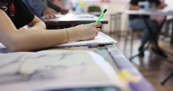 Dibujo infantil con lápiz en clase de arte primer plano 4k película cámara lenta — Vídeo de stock