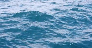 Deniz kıyısındaki sakin dalgalar. 4k film ağır çekim.
