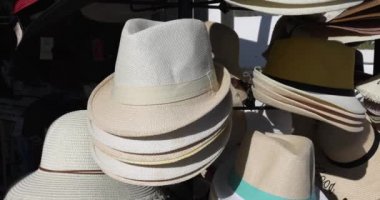 Pazarda birçok erkek şapkası satıyor. Yakın çekim 4K film ağır çekim.