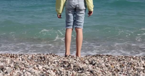 Enfants pieds debout sur des cailloux près de la côte 4k film ralenti — Video