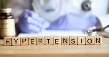 Doktor, ahşap küplerin arka planlarını kelime hipertansiyon yakın çekim filmiyle dolduruyor.