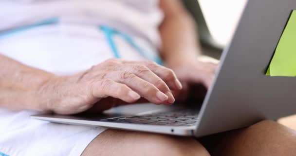 Laptop klavyesinde yazan yaşlı kadın 4K yakın çekim filmi — Stok video