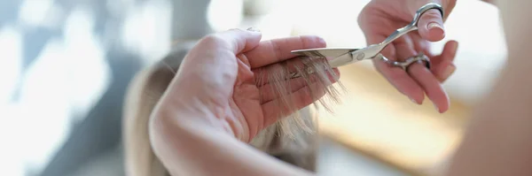 Parrucchiere taglia i capelli delle donne con le forbici, primo piano mano — Foto Stock