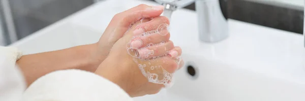 Mujer lavándose las manos con jabón, primer plano — Foto de Stock
