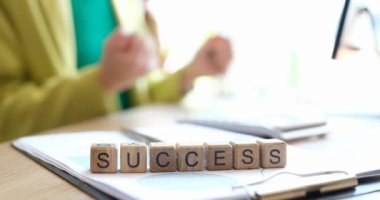 İş kadını seviniyor ve el çırpıyor bilgisayar ekranının önünde kelime başarısı 4K film