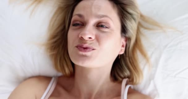Νεαρή γυναίκα κάνει selfie smartphone ξαπλωμένη στο κρεβάτι — Αρχείο Βίντεο