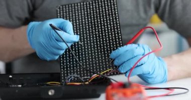 Elektrikçi gemideki bağlantıları kontrol etmek için testçi kullanır. Elektrik donanımı ve bilgisayar panosu konsepti teşhisi.