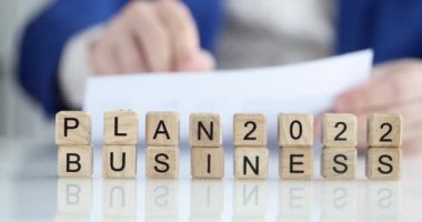 Müdür 2022 için iş planı hazırlıyor. Küçük ve orta büyüklükteki işletme kavramının geliştirilmesi