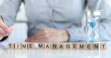 Yönetici bir aylık zaman yönetimi planı dolduruyor. Fazla mesai ve son teslim tarihi kavramı