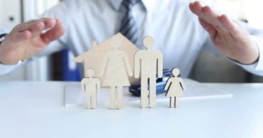 Aile sigortası, aileyi ve mülkü koruyor. Emlak sigortası ve güvenlik ve insan sağlığı kavramı