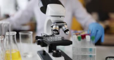 Laboratuvarda test tüpleri ve bilim adamının çalışmalarıyla mikroskop. Kimyasal bileşik konsepti araştırması