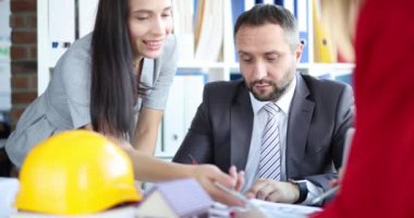 Mühendis ya da mimar grubu mimari ekipmanlarla planlar üzerinde tartışıyor ve çalışıyor. Yapı mühendisi veya mimari proje kavramı.