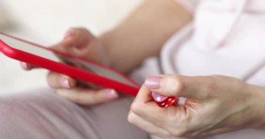 Elinde oyun kırmızı küpleriyle akıllı telefon. Çevrimiçi oyunlar ve profesyonel oyuncu kavramı