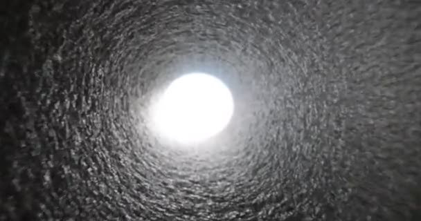 Luce Bianca Brillante Alla Fine Del Tubo Del Tunnel Fine — Video Stock