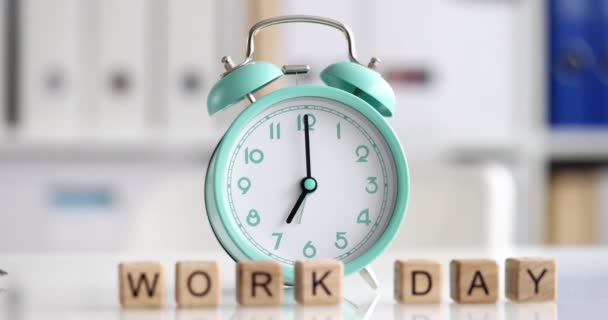 Tekst Dzień Pracy Budzik Stole Biurze Koncepcja Planowania Czasu Pracy — Wideo stockowe