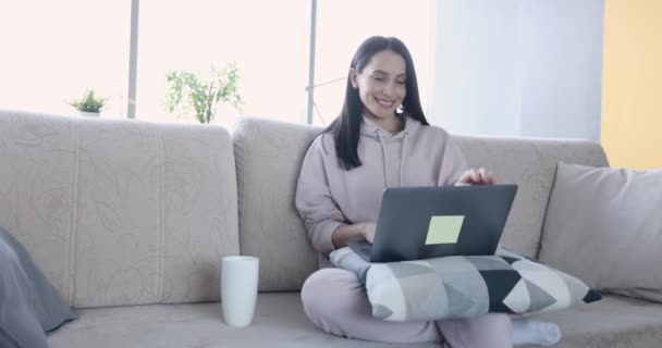 Joven Mujer Feliz Que Trabaja Ordenador Portátil Forma Remota Desde — Vídeos de Stock