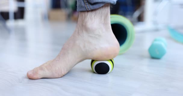 マッサージボールと足の超移動式筋肉の筋膜弛緩 靴の概念を身に着けていた後の足疲労の防止 — ストック動画