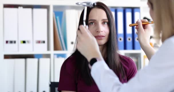 Νευρολόγος Ρίχνει Φως Στα Μάτια Του Ασθενούς Διάγνωση Νευρολογικών Ασθενειών — Αρχείο Βίντεο