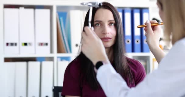 Neurologue Éclaire Les Yeux Patient Diagnostic Des Maladies Neurologiques Cerveau — Video