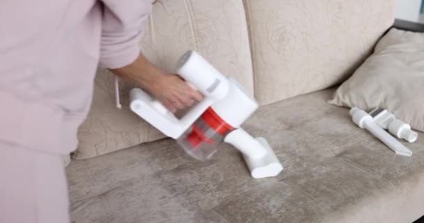 Personne Utilise Aspirateur Sans Fil Blanc Pour Nettoyer Canapé Dans — Video