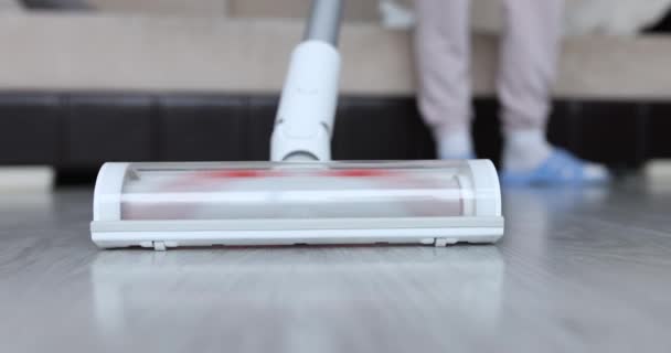 Empregada Limpa Chão Com Aspirador Sem Fio Mão Conceito Serviços — Vídeo de Stock