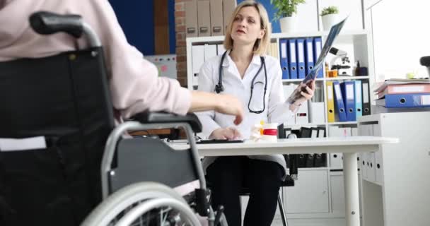 Profesjonalny Lekarz Badający Rentgena Niepełnosprawnego Pacjenta Koncepcja Opieki Zdrowotnej Niepełnosprawności — Wideo stockowe