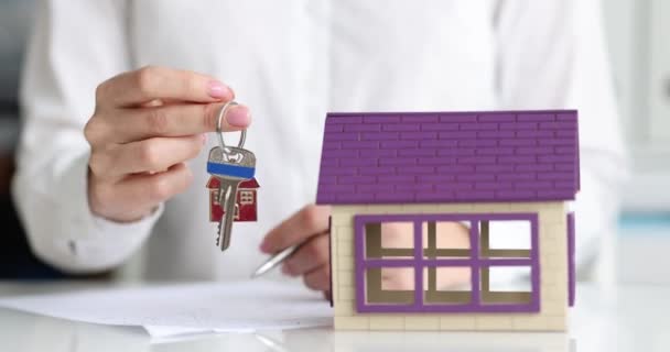 Mietvertrag Für Wohnhäuser Mit Immobilienmakler Vorschlag Zum Kauf Eines Hauses — Stockvideo