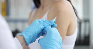 Şırıngayla doktor eli ve hasta jesti durduruyor. Aşı kavramının reddi