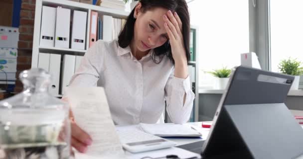 Trabalhador Escritório Preocupado Reclama Sobre Leitura Más Notícias Carta Papel — Vídeo de Stock