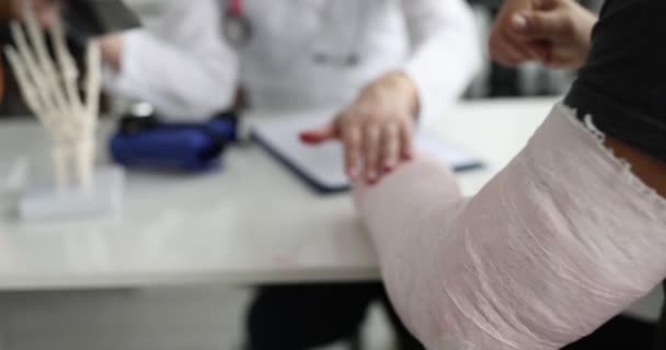 Paciente Con Fractura Brazo Visita Traumatólogo Examina Radiografía Complicaciones Inmovilización — Vídeo de stock