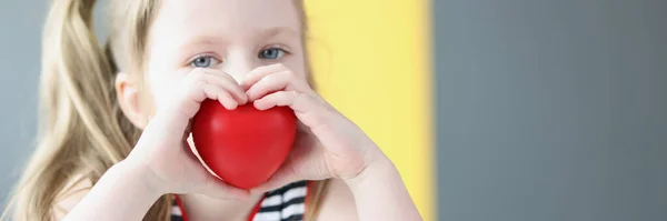 Retrato Menina Loira Segurando Plástico Coração Vermelho Símbolo Para Pessoas — Fotografia de Stock