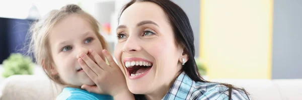 Retrato Menina Sussurrar Segredo Ouvido Para Mãe Mulher Rindo Ouvir — Fotografia de Stock