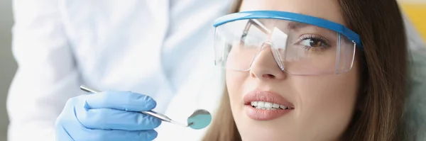 Retrato Una Mujer Bonita Sentada Silla Del Dentista Estomatólogo Sosteniendo —  Fotos de Stock