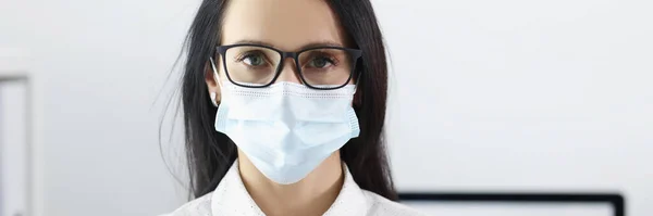 滅菌マスクを着たかなり若い女性の肖像画 ウイルスから守るための予防措置 社会的距離と隔離時間のアイデア コロナウイルス発生概念 — ストック写真