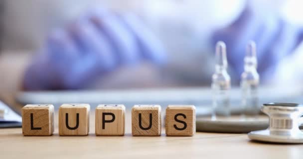 Kata Lupus Pada Balok Kayu Stetoskop Ampul Vaksin Dan Dokter — Stok Video